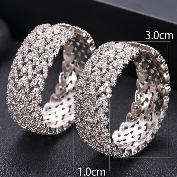 NIB 18 kt White gold Basketweave Hoop Earrings - Picture 4 of 5